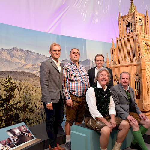 Bild WMP: TVB Geschäftsführer Armin Kuen, Glockendorf Obmann Andreas Kals, Bürgermeister Georg Hochfilzer und die Glockengießer Wolfgang Olivier und Richard Foidl