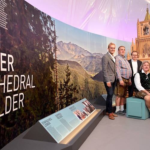 Bild WMP: TVB Geschäftsführer Armin Kuen, Glockendorf Obmann Andreas Kals, Bürgermeister Georg Hochfilzer und die Glockengießer Wolfgang Olivier und Richard Foidl