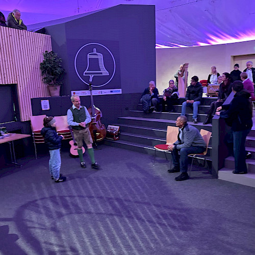 Richard Foidl bei der Führung durch die Ausstellung